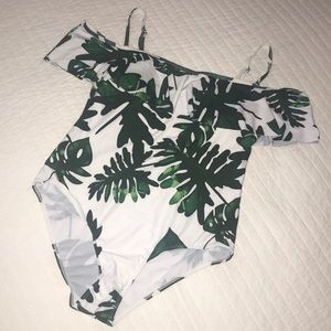 Palm print off shoulder on piece swim. Size 2XL